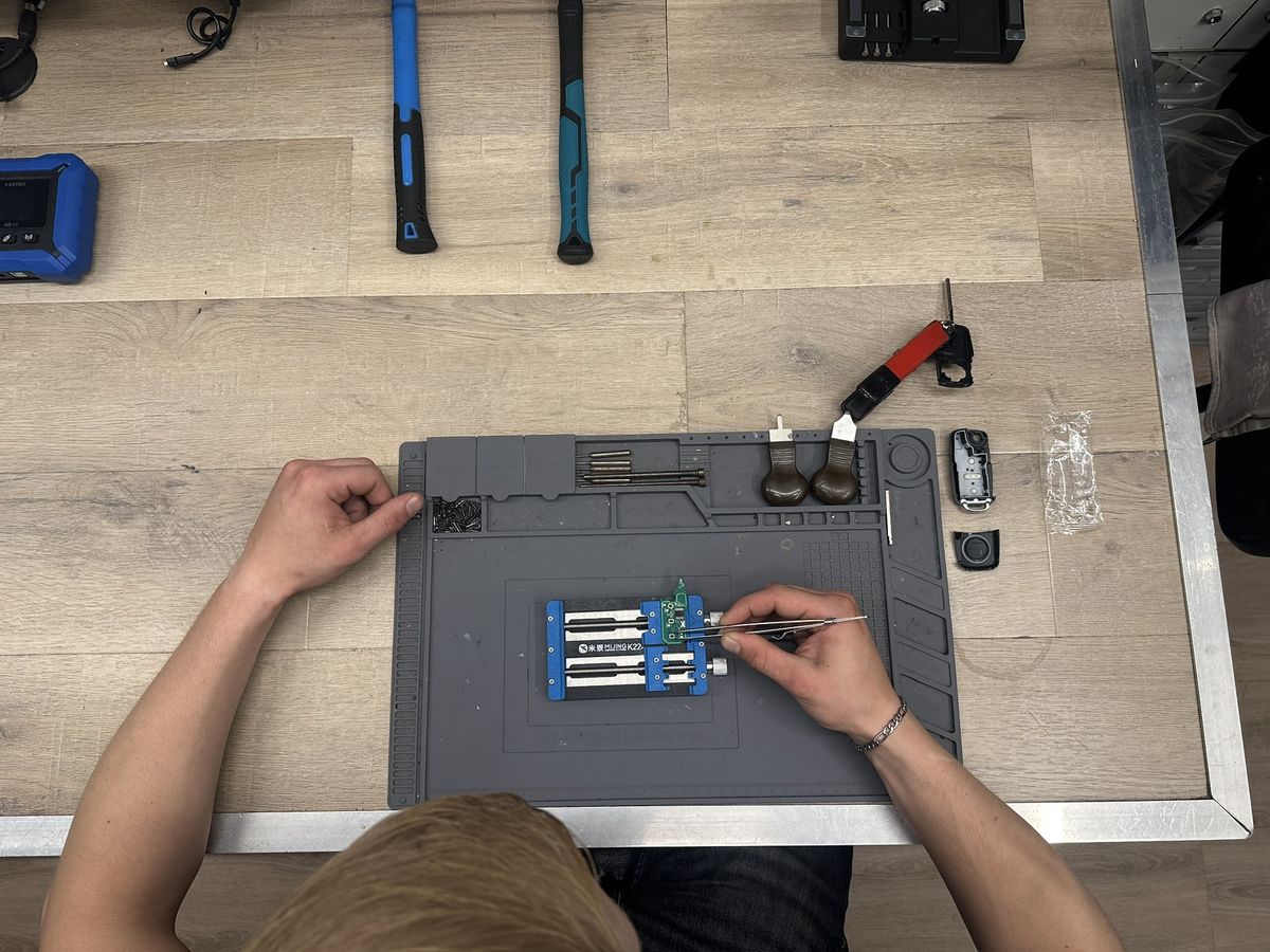 Geopende autosleutels op de werkbank tijdens een reparatie